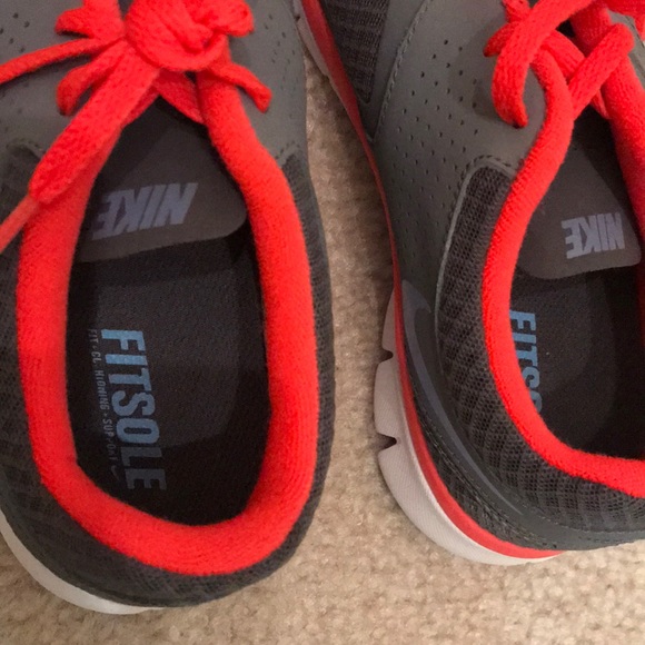 NWOB Nike fitsole sneakers in grey & coral sz 8 - Picture 5 of 6